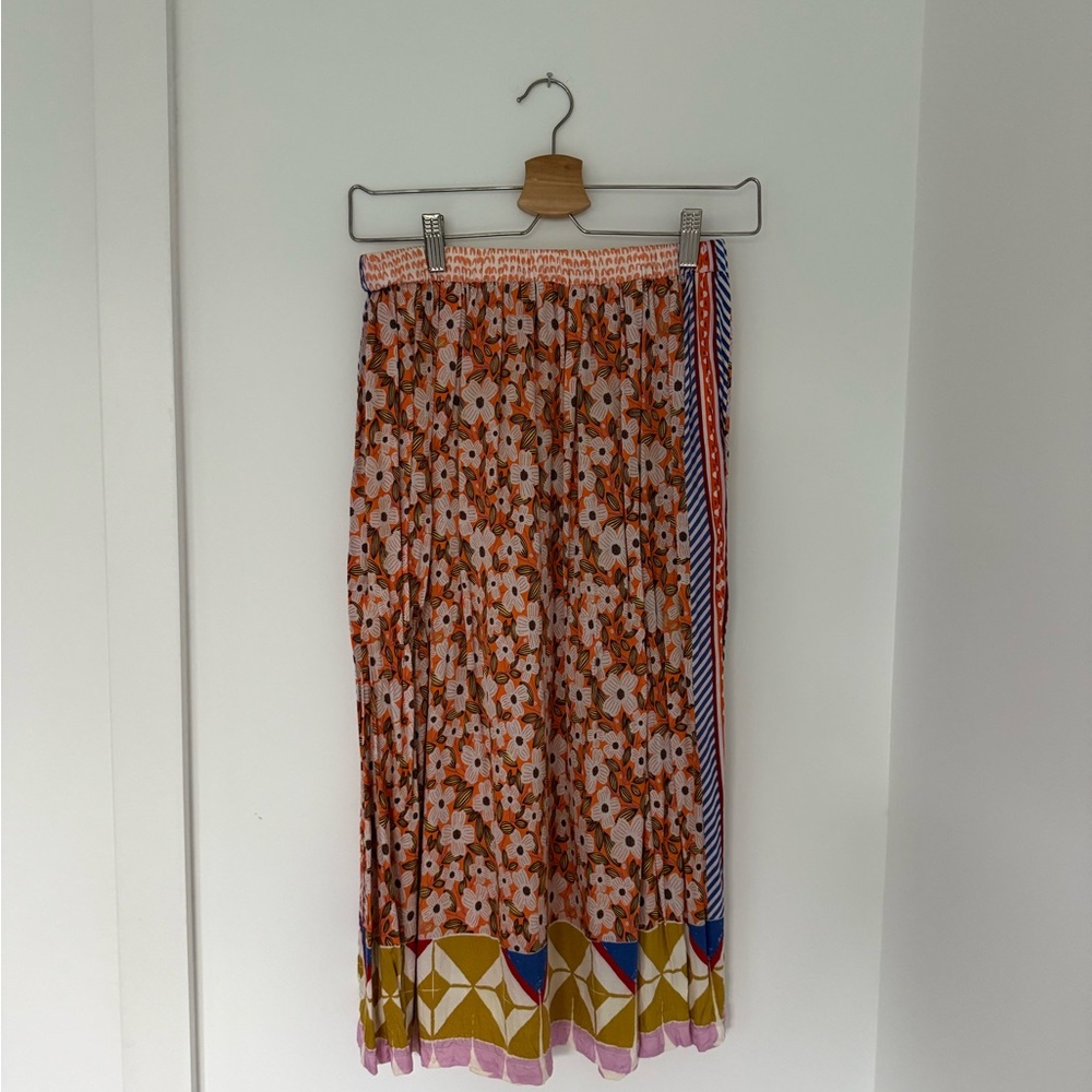 Chic Floral Midi Skirt with Geometric Hem